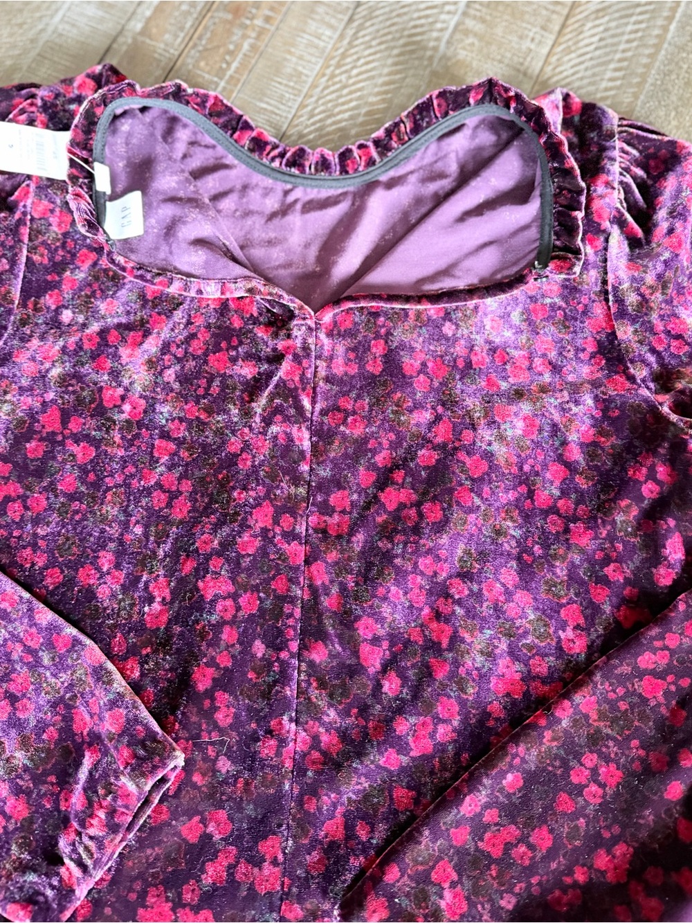 NWT GAP Floral Velvet Ruffle Neck Top – Small